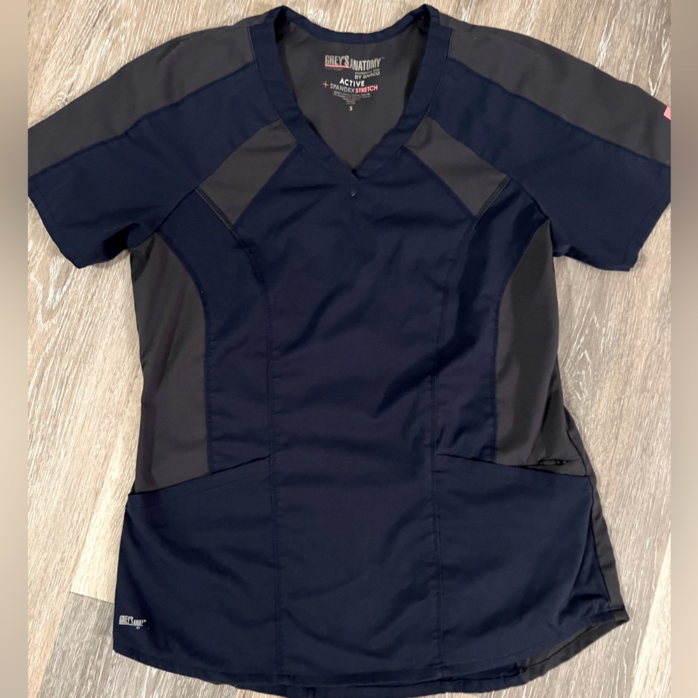 Grey’s Anatomy Barco women’s scrub top
